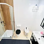 Хостел Luxury Rooms, Location In The Лісабон