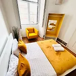 Luxury Rooms, Location In The Хостел Лісабон