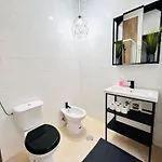 Luxury Rooms, Location In The Хостел Лісабон