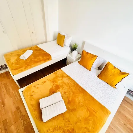 Luxury Rooms, Location In The אכסניה